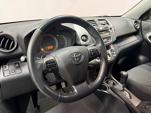 Toyota RAV4, 2011 года, пробег 180000 км
